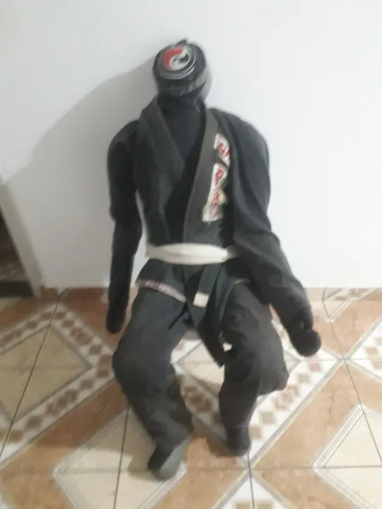 Boneco Constantino com Kimono de Jiu-Jitsu Preto
