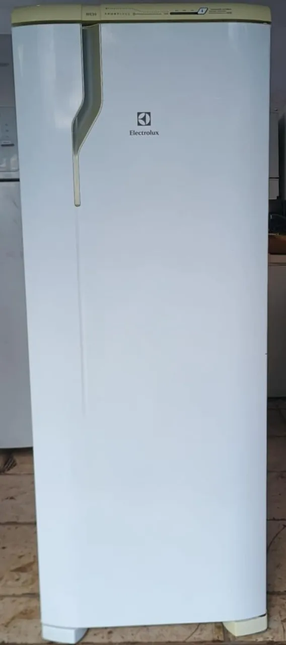 VENDO GELADEIRA MARCA ELECTROLUX FROST FREE 322 LITROS FUNCIONANDO PERFEITAMENTE SEMI NOVA