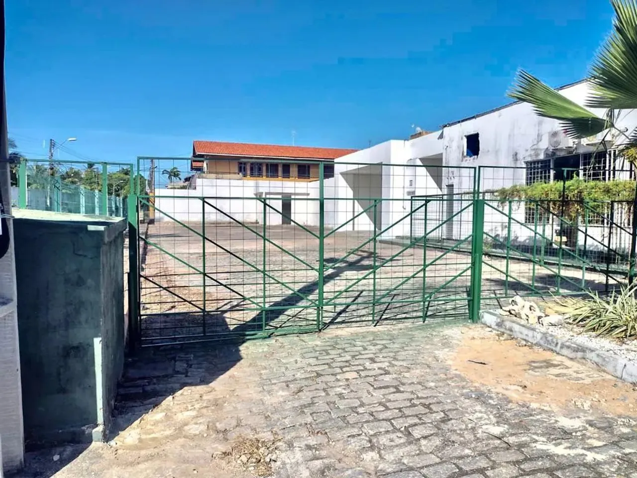 LOJA COM TERRENO AMBLO DE APROXIMADAMENTE 600M².