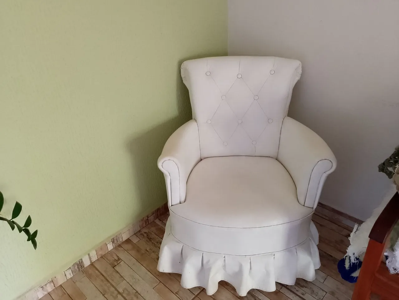 Poltrona clássica de 1 lugar em couro branco