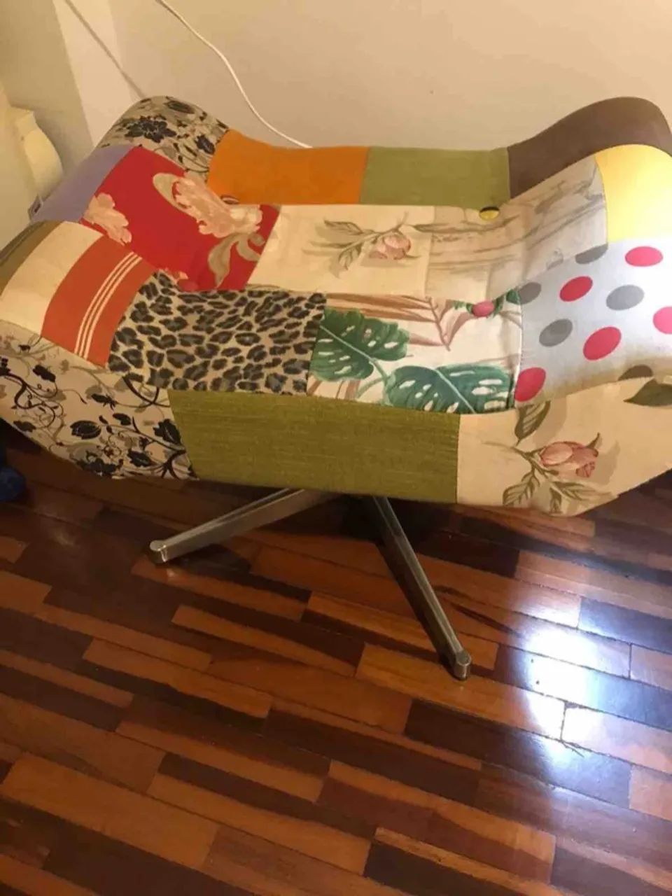 Puff Poltrona Individual com base Giratória em Tecido Patchwork