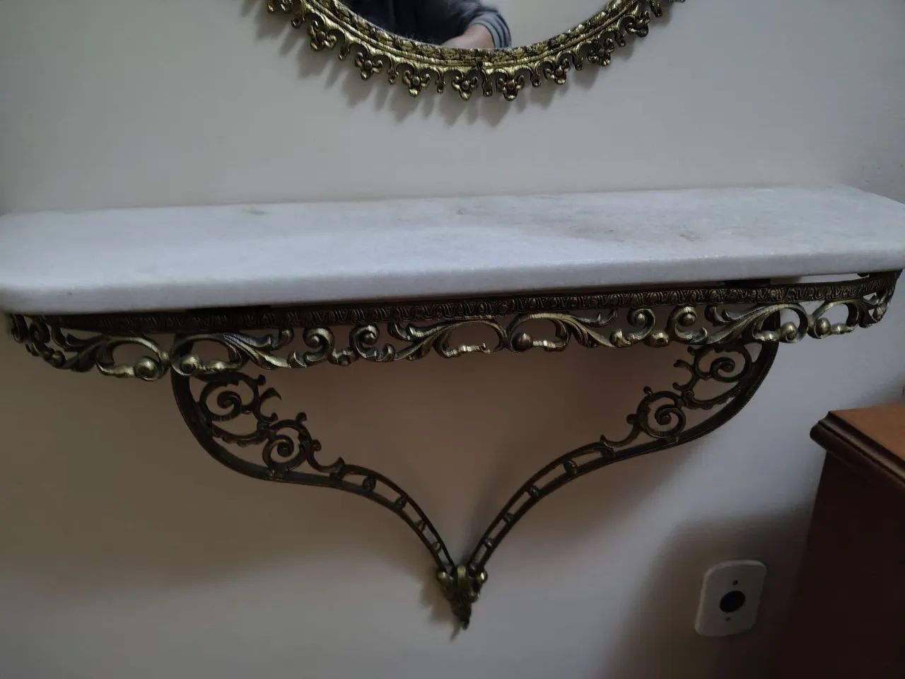 Lindo aparador em bronze com mármore medindo 80 cm, com espelho oval medida 79 cm - Foto 3