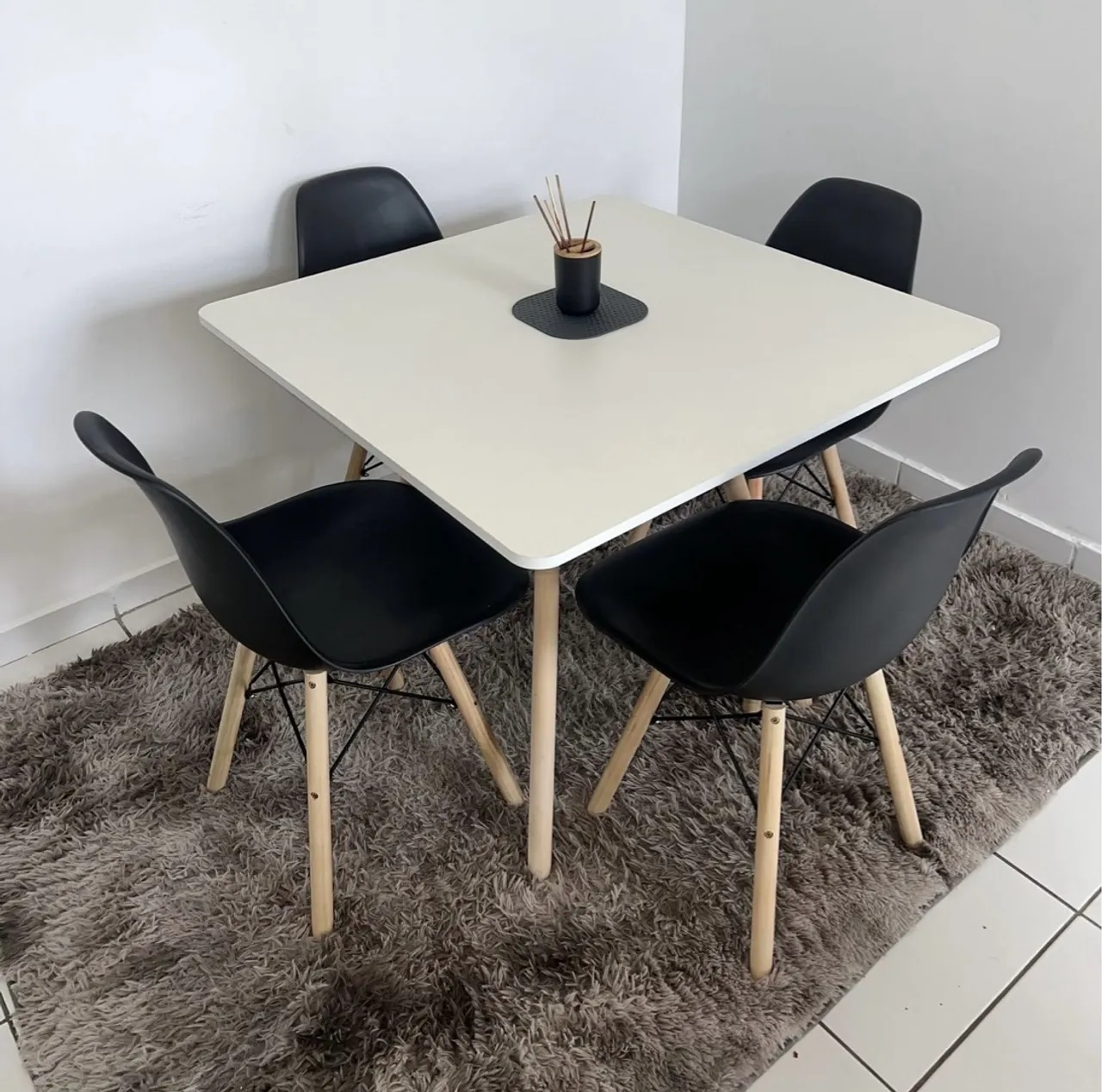 Mesa Eiffel com 4 Cadeiras - Entregamos e Montamos na hora!