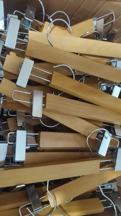 Cabide de madeira com presilha  Semi novo - Foto 3