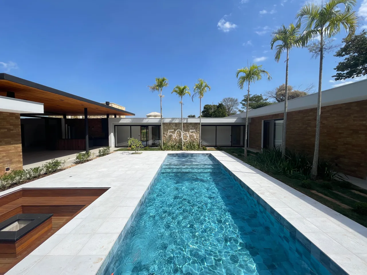 Casa à venda no condomínio Terras de São José l, com 785m² de área construída e 2922m² de
