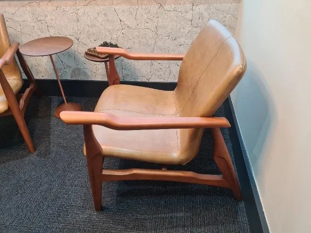 Poltronas design em couro natural e madeira maciça - Foto 2