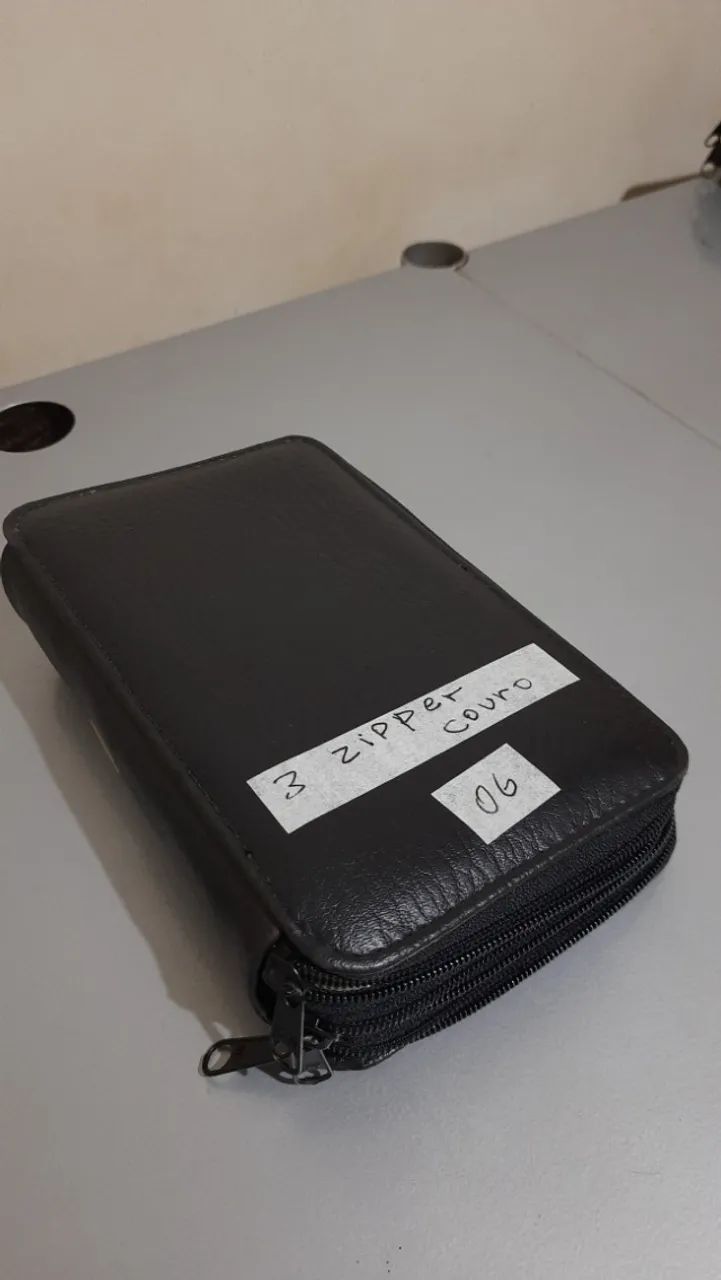 Estojo em couro para 48 lápis/canetas. 