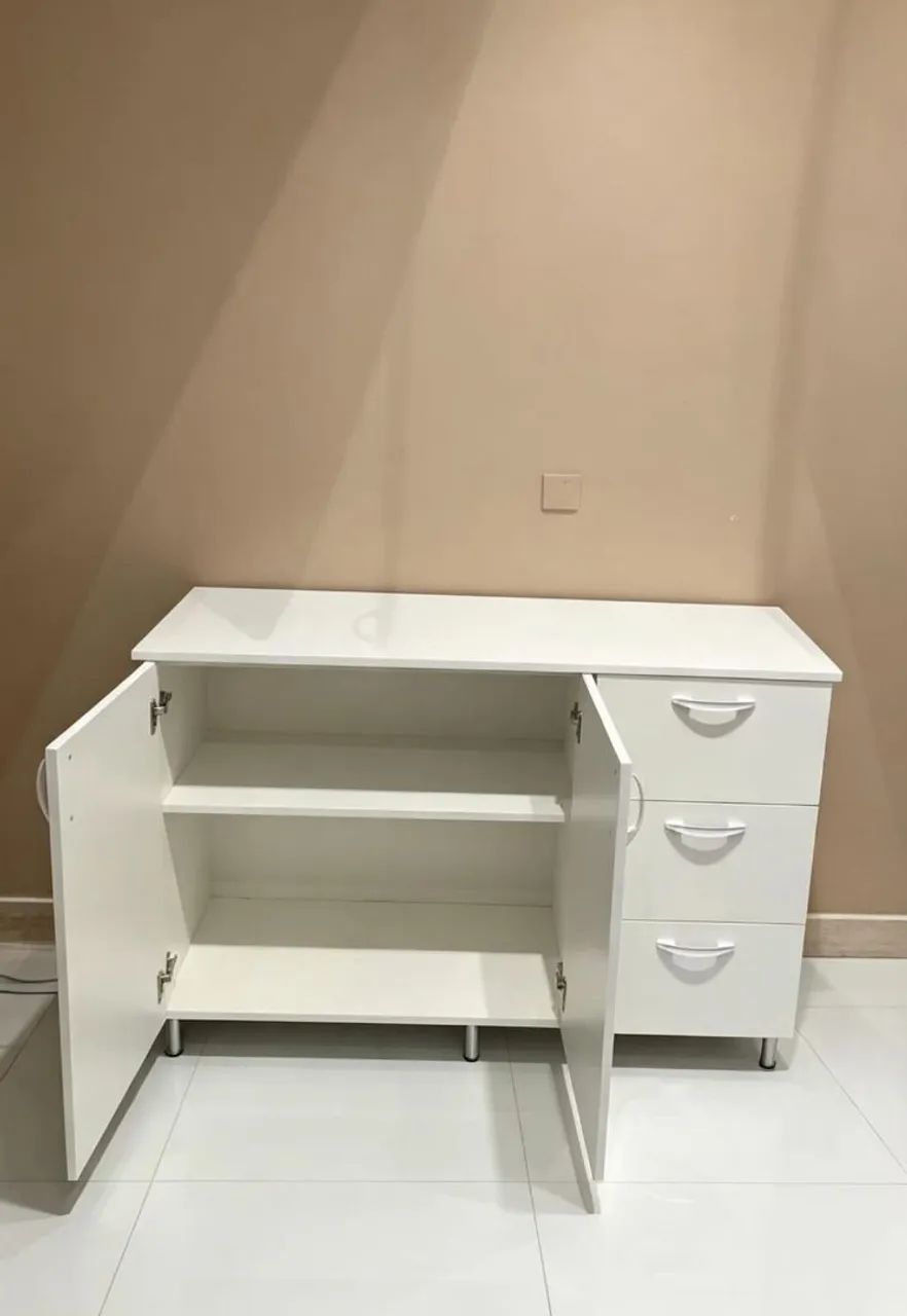 Balcão com portas e gavetas em mdf