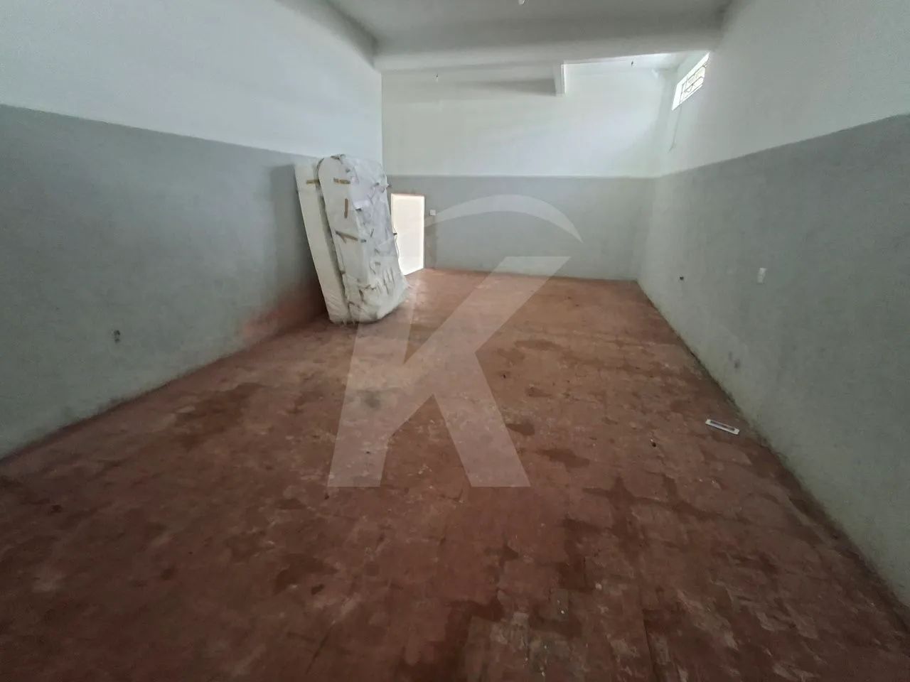 Salão comercial com 2 banheiros e porta de aço. - Foto 2