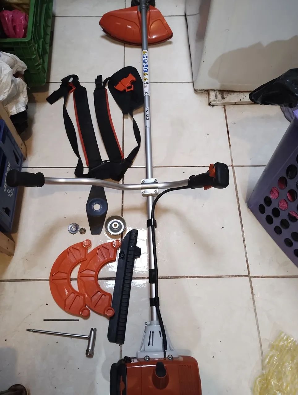 Roçadeira, semi nova tá em ótimo estado, vai com todos os apetrechos. - Foto 2