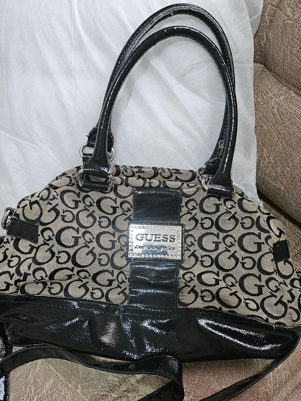 Bolsa de ombro marca guess.