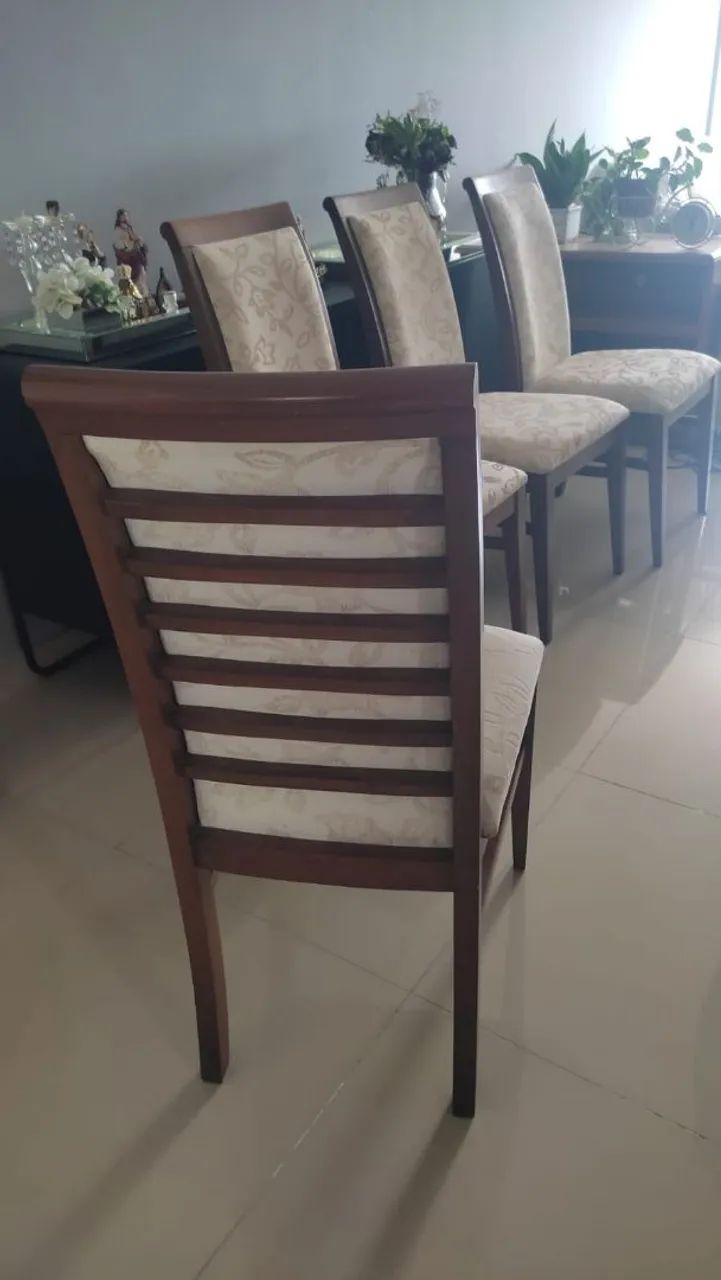 Vendo 4 Cadeiras de Madeira para Sala de Jantar