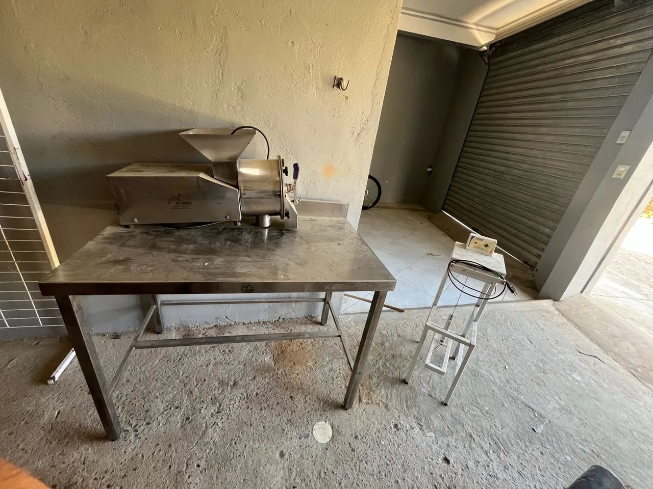 Despolpadeira, mesa em inox e seladora manual 