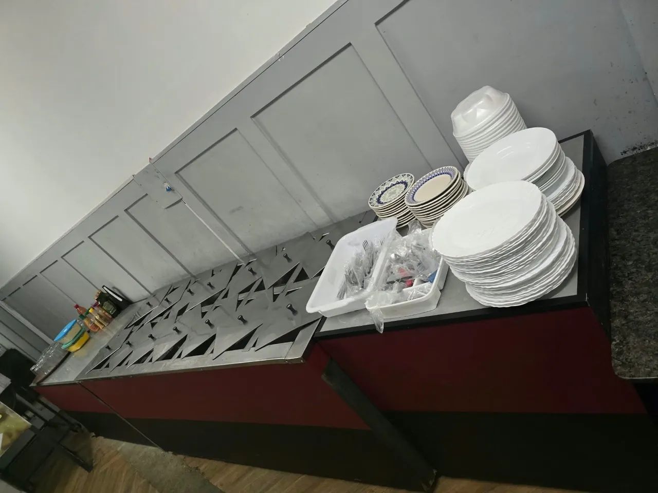 Bistrô com 14 cubas,com tampas,com saladeira e onde colocar pratos.