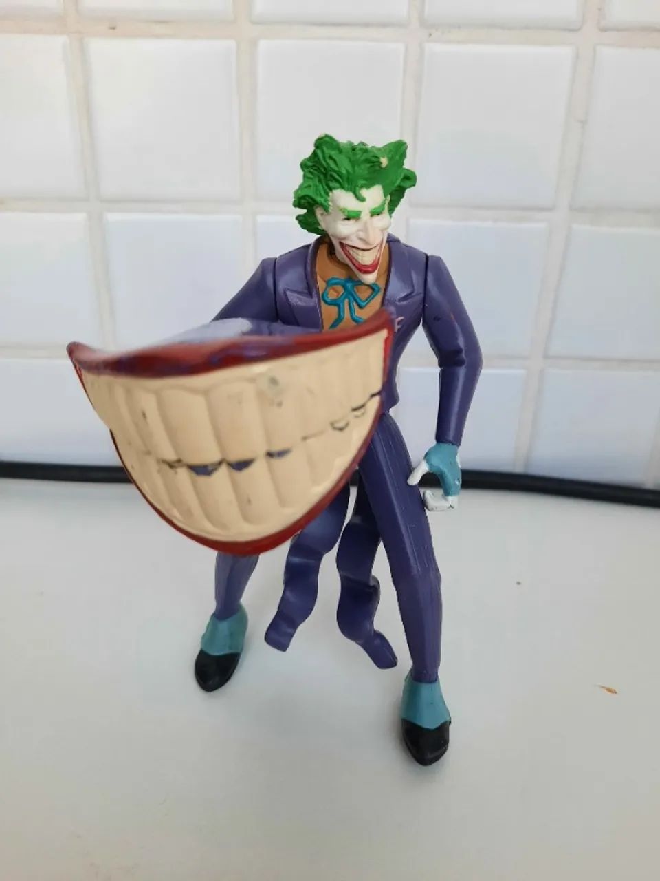 Boneco do Coringa c/ acessório, clássico anos 90