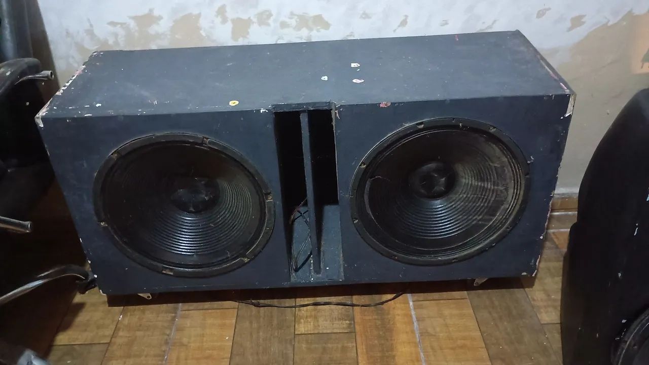 Caixa de som com dois alto-falante de 15 polegadas comprimento 1,03 m x 55 cm de altura