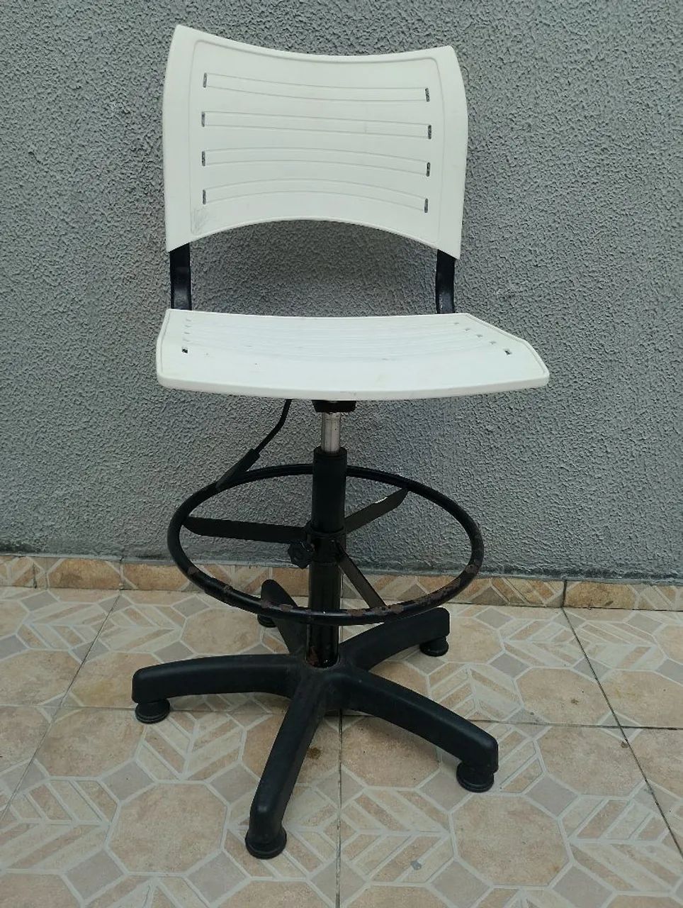 Cadeira giratória com regulagem de altura 