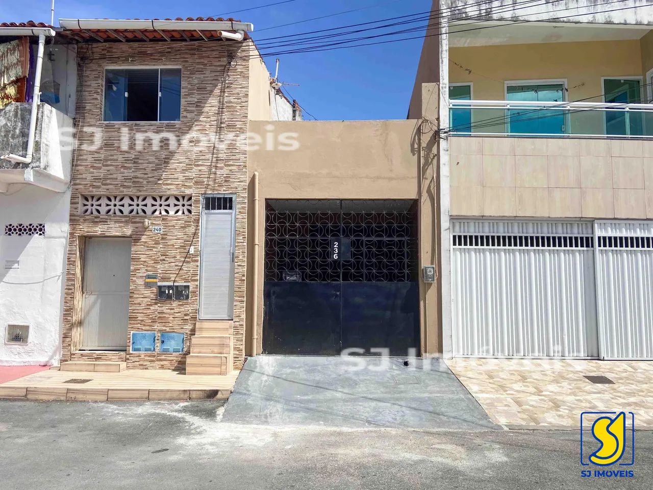 Casa com suíte, terraço e quintal no Montese