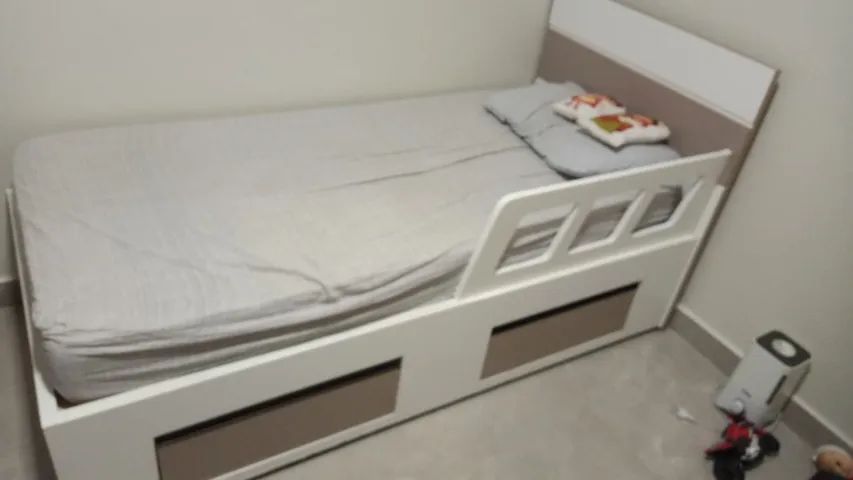 Cama de solteiro planejada com duas gavetas grandes
