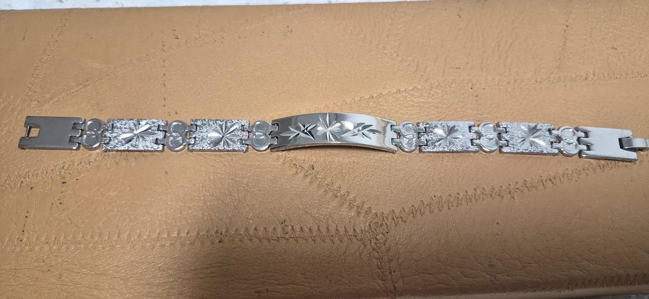 Pulseira em aço cirurgico com detalhes em prata - Foto 3