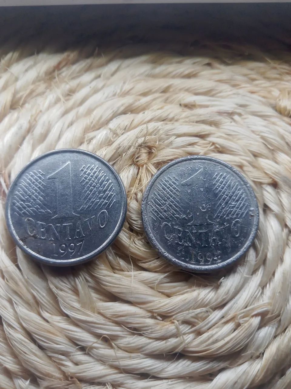Moedas de 1centavo de 1997 e 1994 com marcas de uso - Foto 3