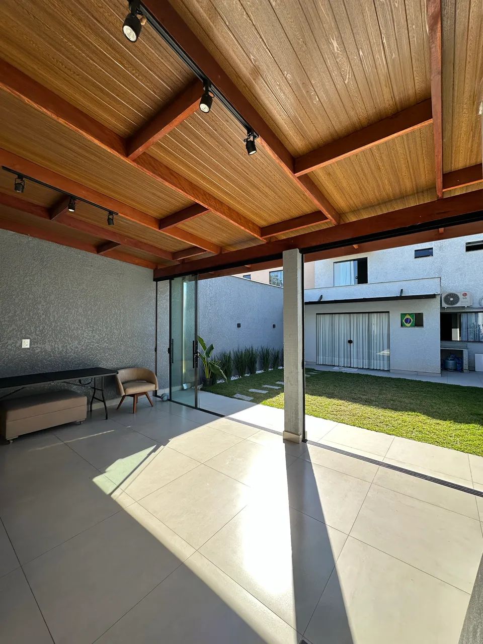 GEMINADO COM SUÍTE + 2 QUARTOS E ÁREA DE FESTAS - Foto 2