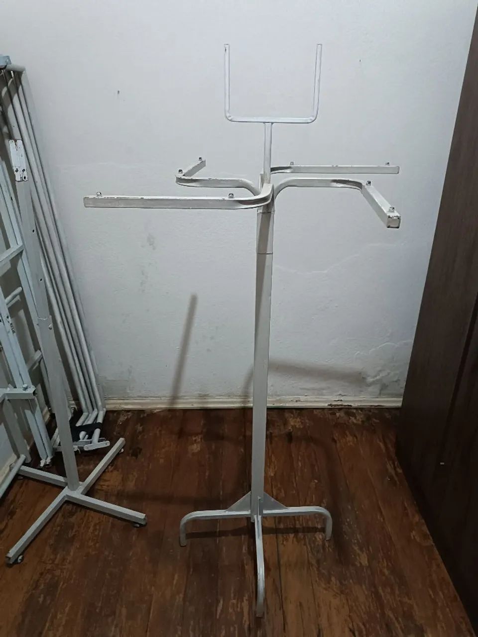 Araras de chão pra lojas de roupas  - Foto 3