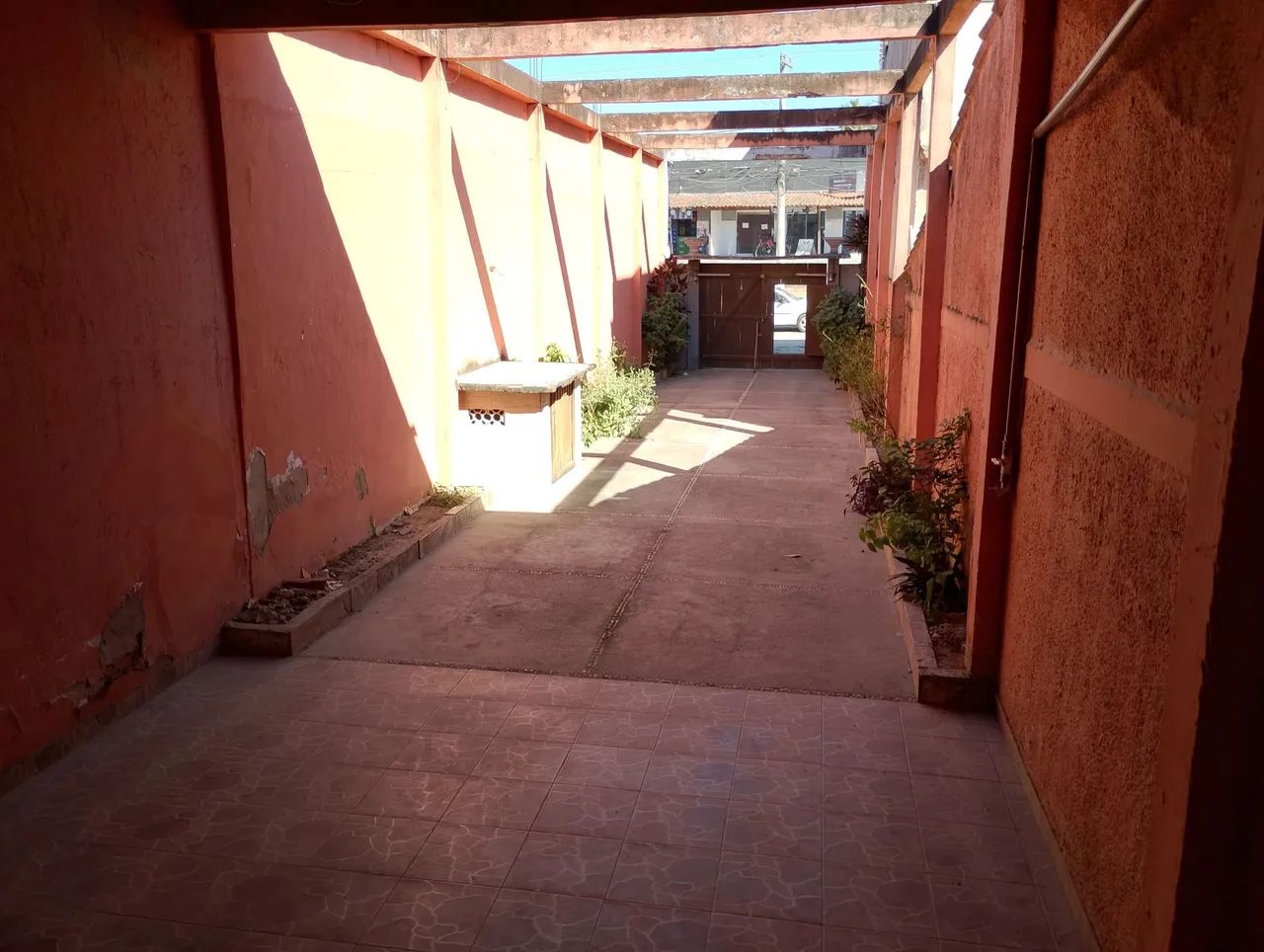 Casa bem localizada com amplo espaço  - Foto 2