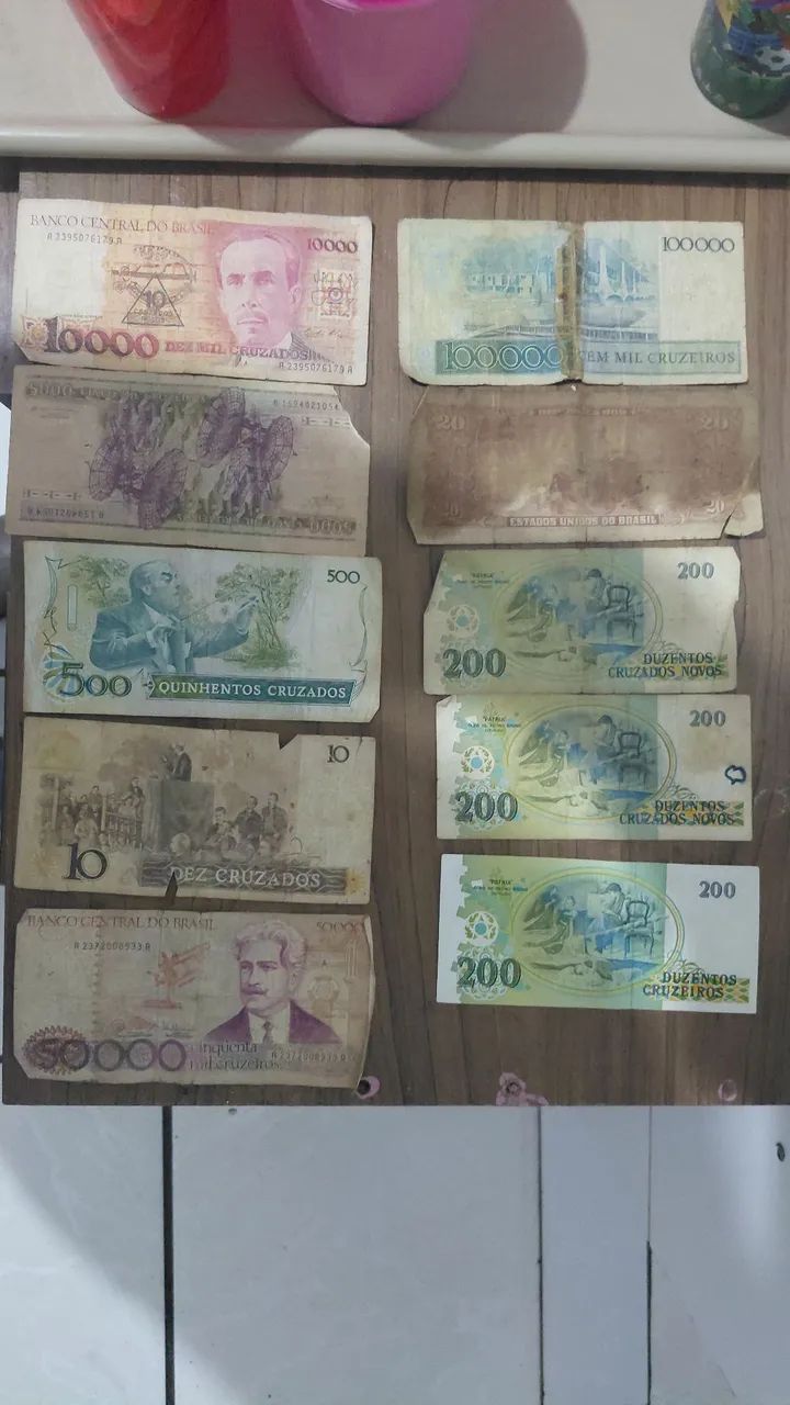 Vendo notas de dinheiro antigas