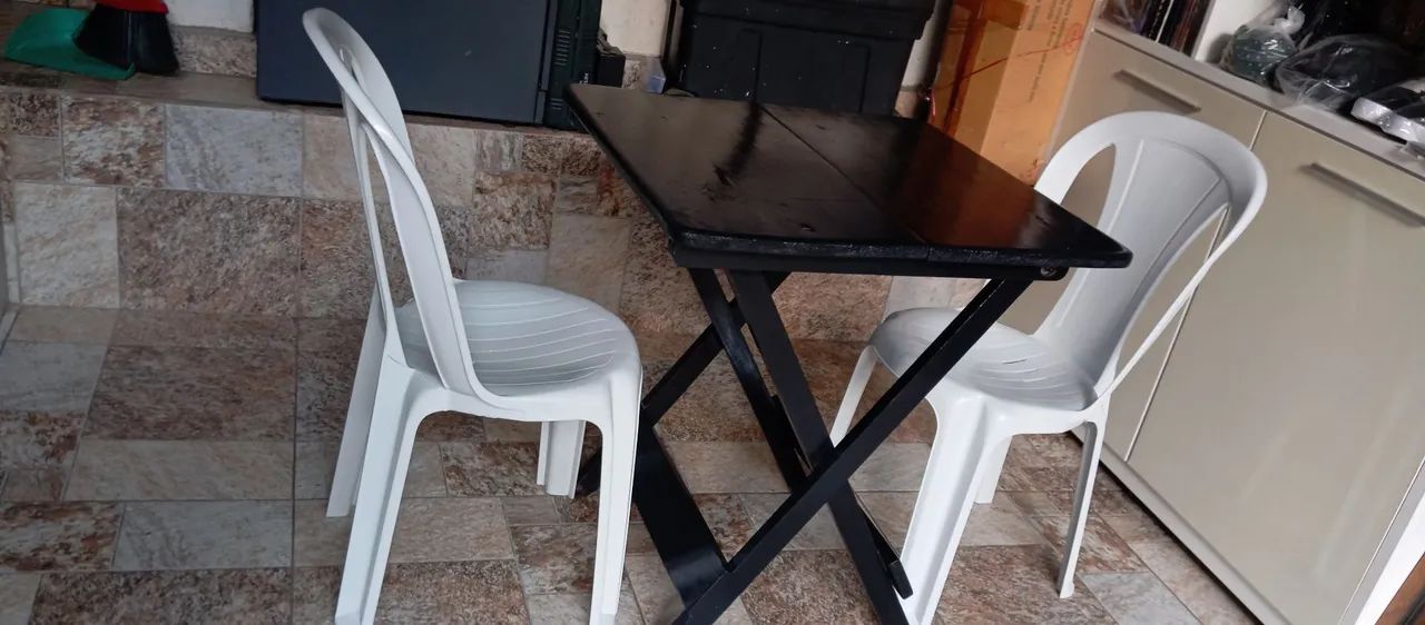 Mesa de madeira dobrável com 2 cadeiras  - Foto 4