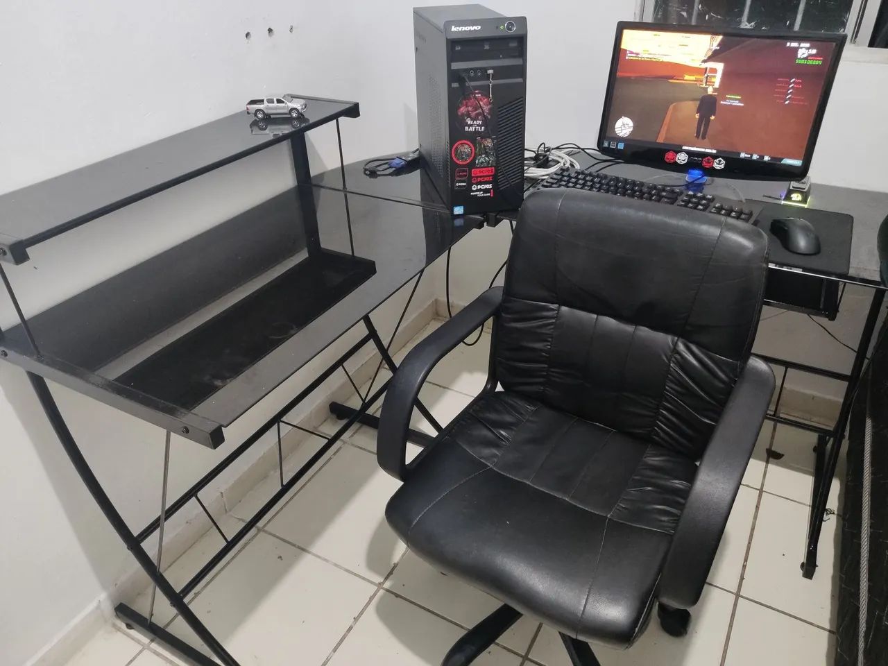 MESA DE ESCRITÓRIO COM CADEIRA