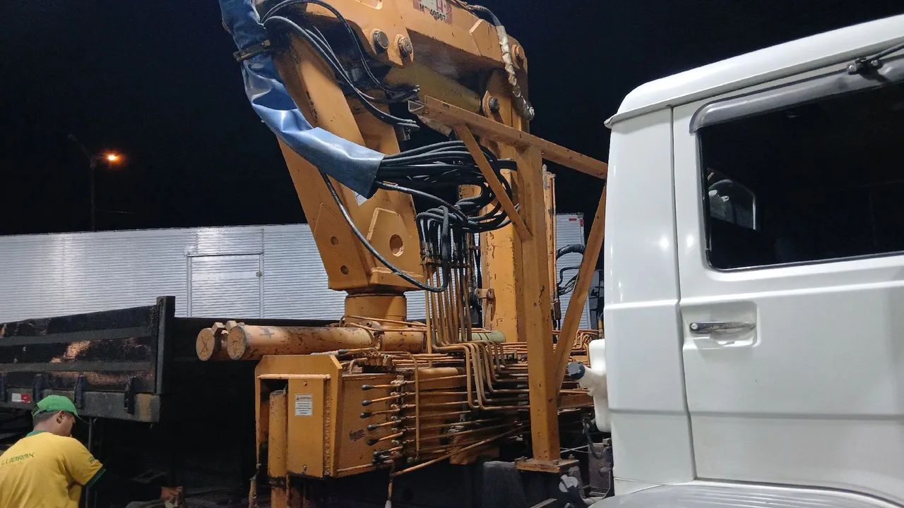 Vendo ou troco  caminhão munck - Foto 5