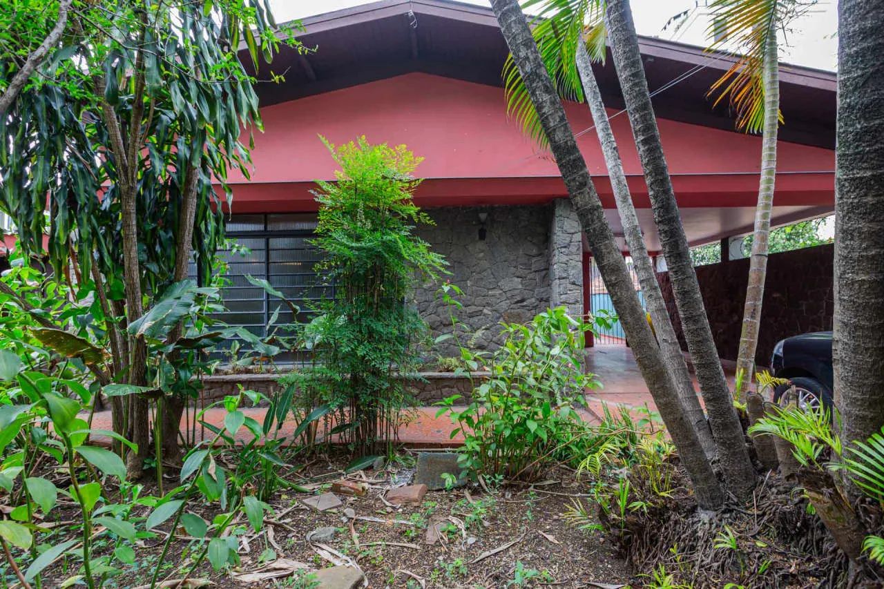 Casa comercial na Rua Camargo, 411  296 m²