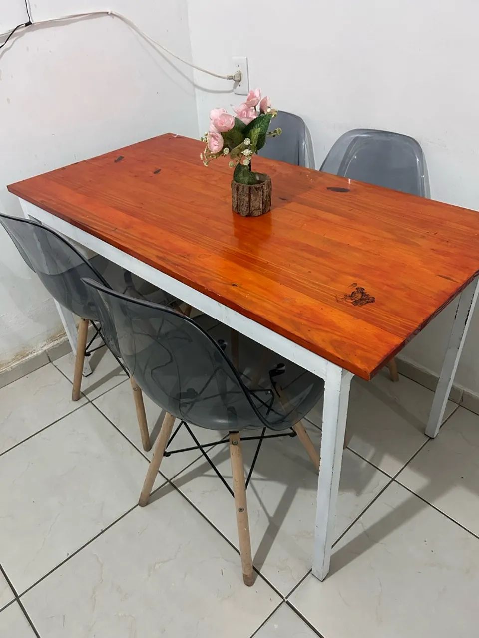Vendo mesa com 4 cadeiras  - Foto 2
