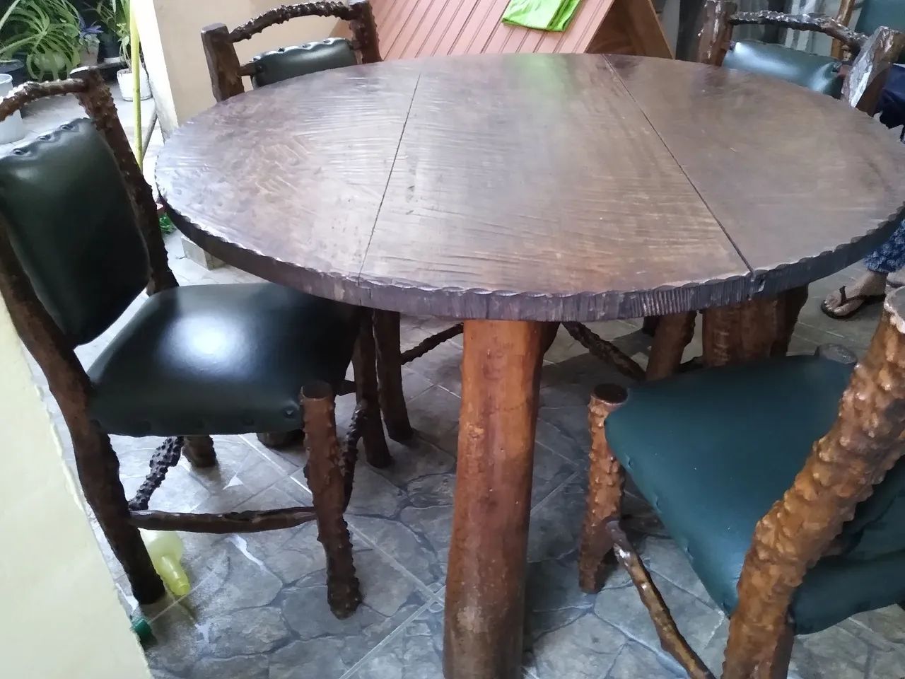 Mesa rustica (madeira, jabuticabeira) 6 cadeiras estofadas ,2 banquetas