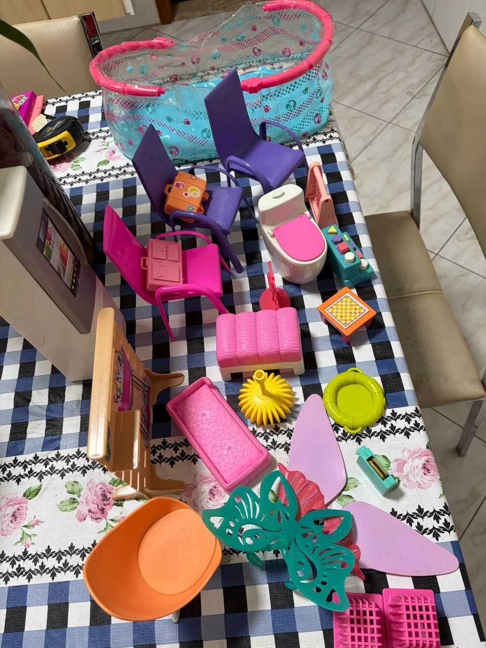 Lote de acessórios e móveis da Barbie - Foto 5