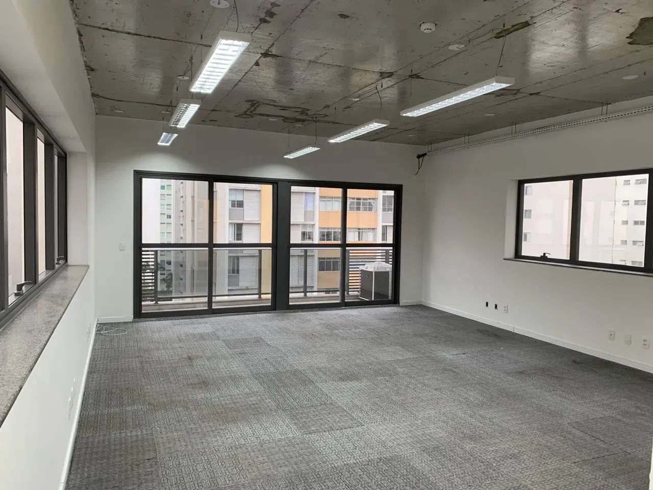64 m² - PISO ELEVADO - AR CONDICIONADO - 2 BANHEIROS - 1 COPA - 2 VAGAS - Foto 2