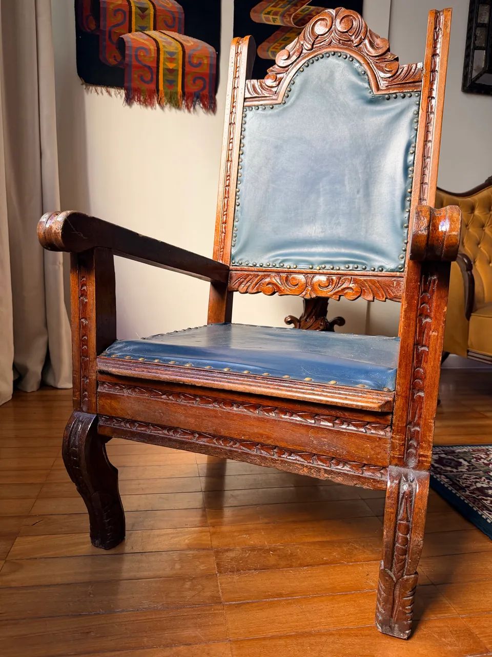 Poltrona de madeira antiguidade 