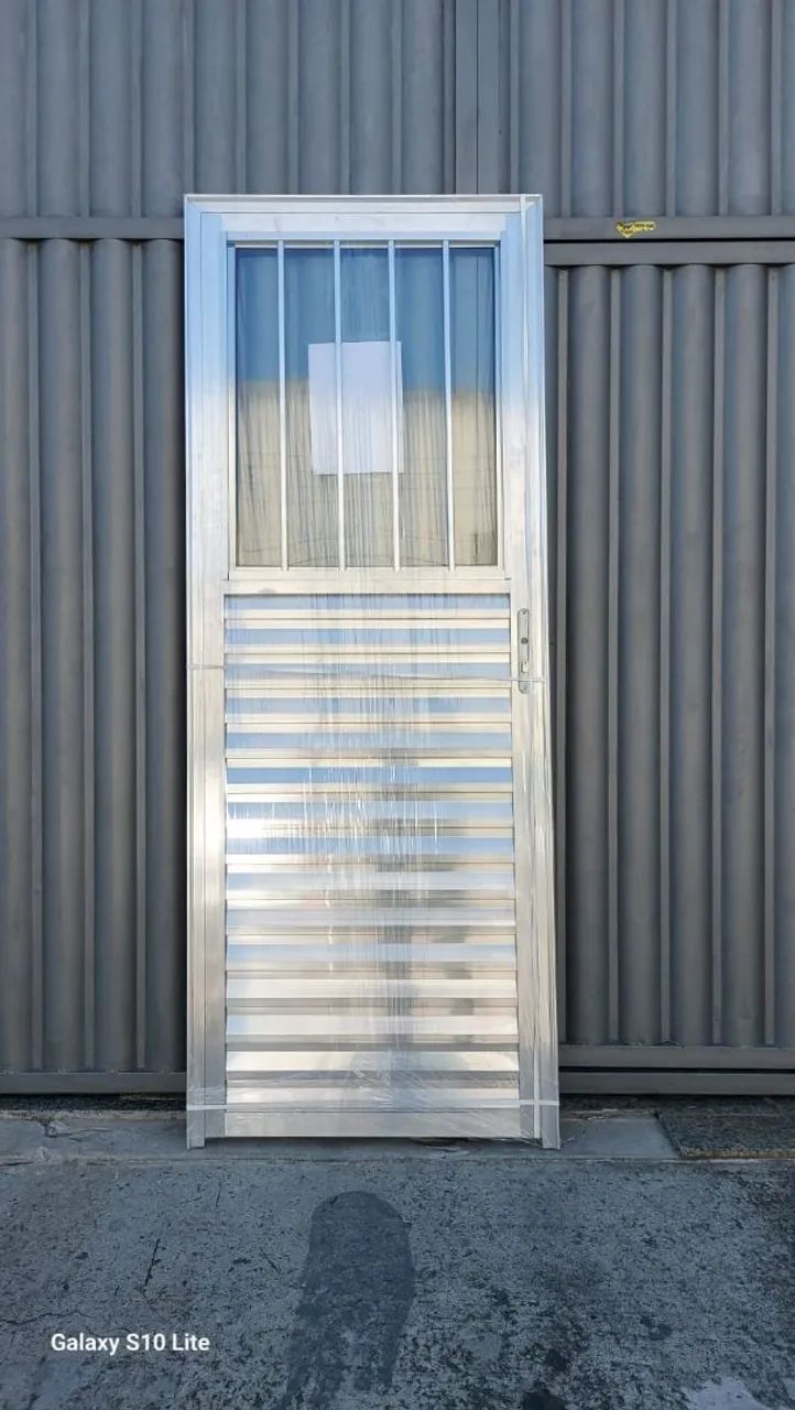 PORTA DE ALUMÍNIO COM VIDRO E GRADE DIRETO DA FÁBRICA - QUEIMA DE ESTOQUE - Foto 2