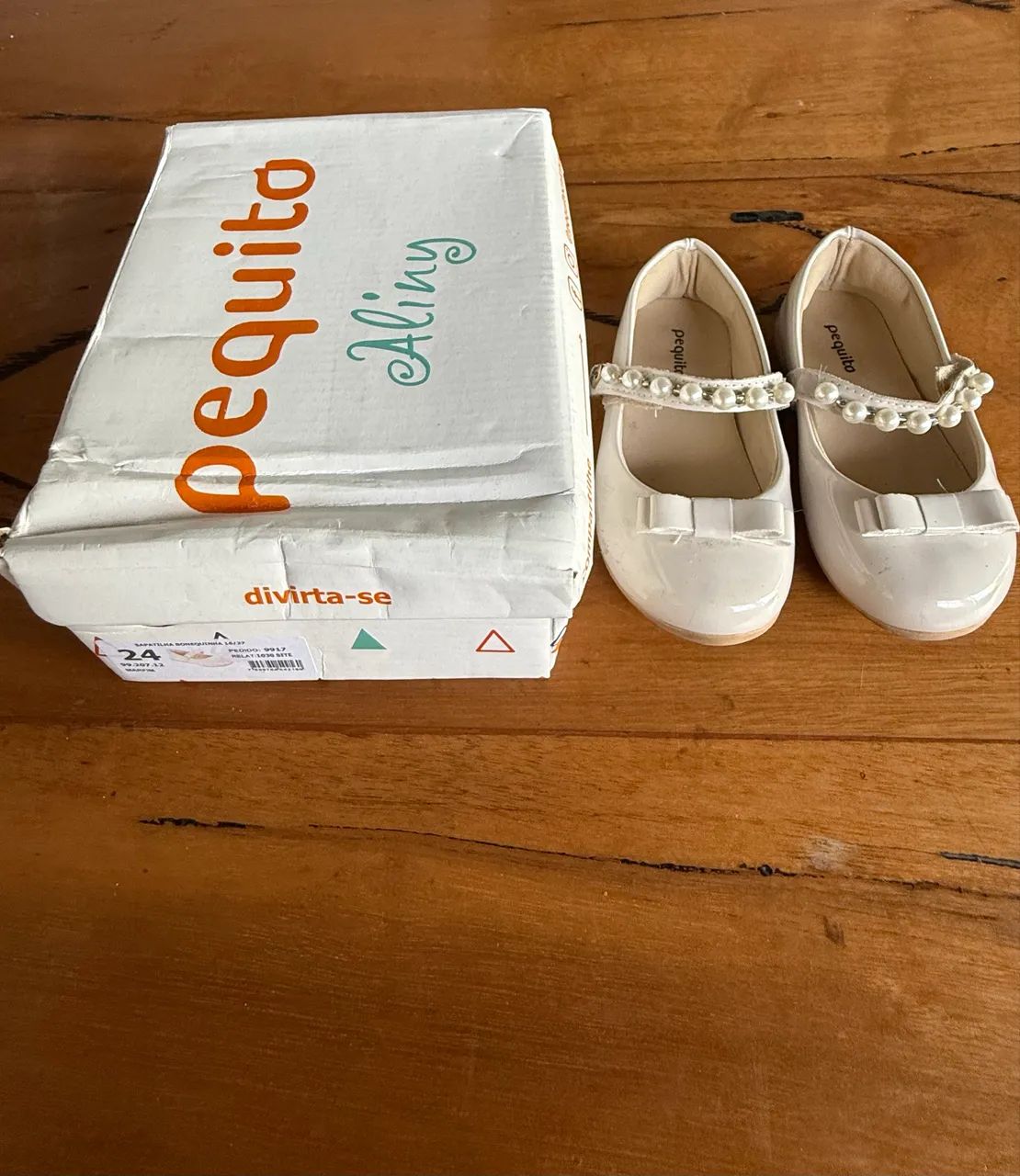 SAPATILHA INFANTIL BRANCA COM PÉROLAS - PEQUITA - Foto 4