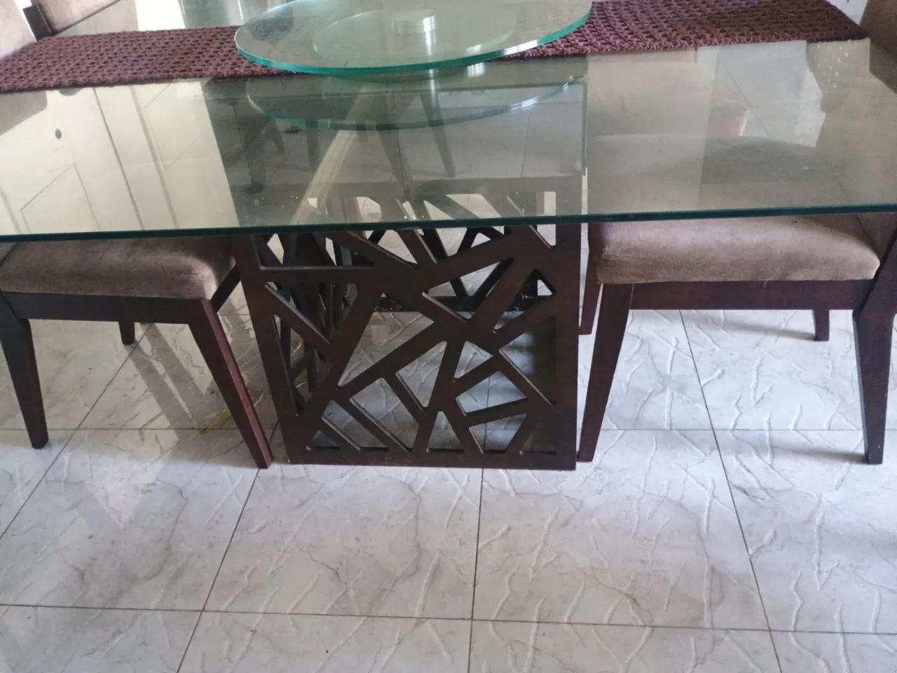 Mesa quadrada 1,80 com 8 cadeiras em madeira + aparador.  - Foto 3