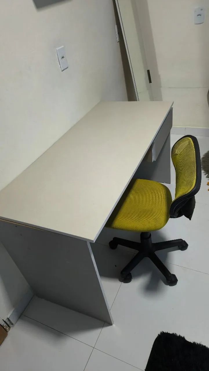 Mesa de estudos + Cadeira!