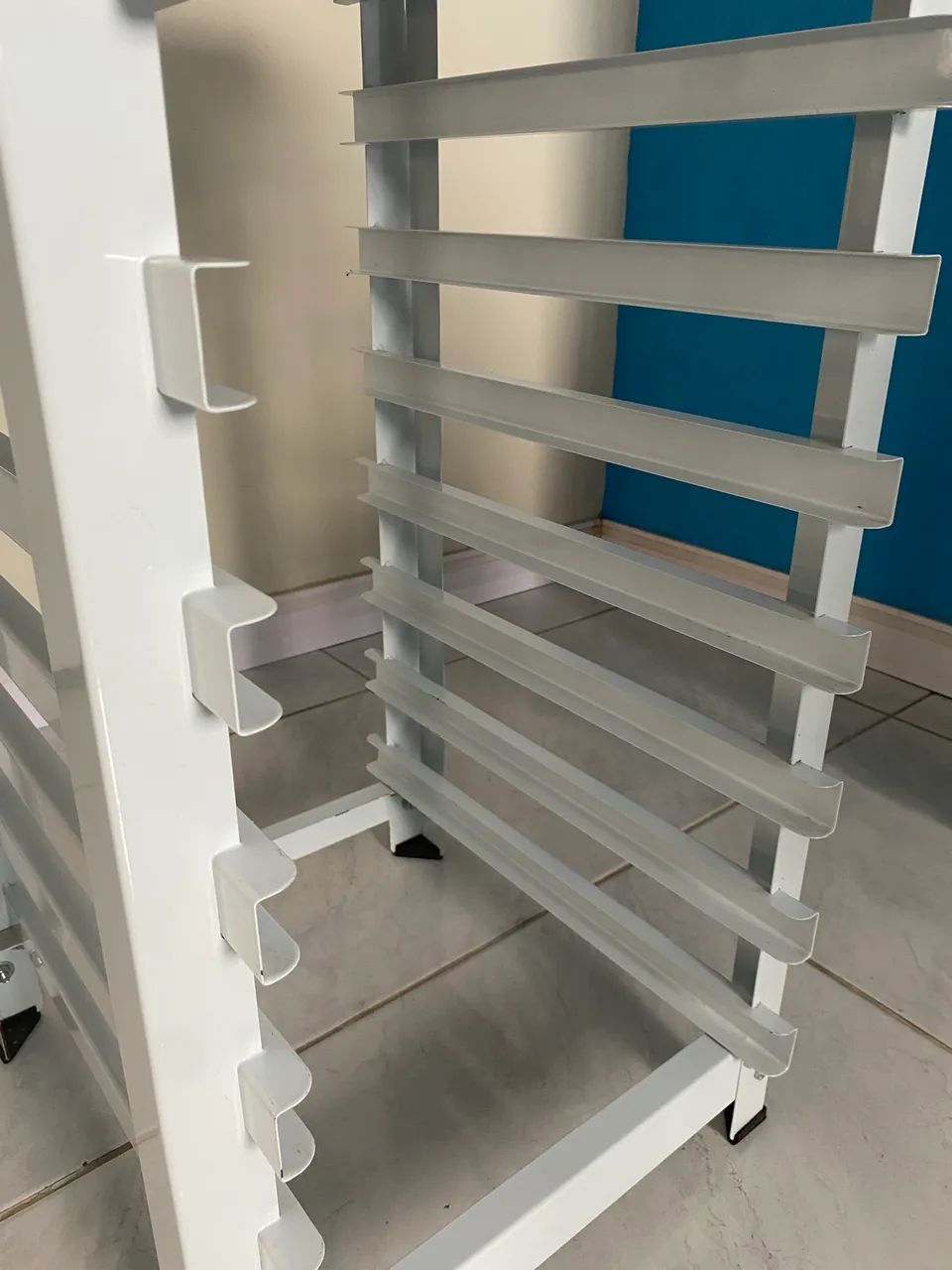 Mesa para forno tampo inox e espaço para 8 assadeiras 35x35