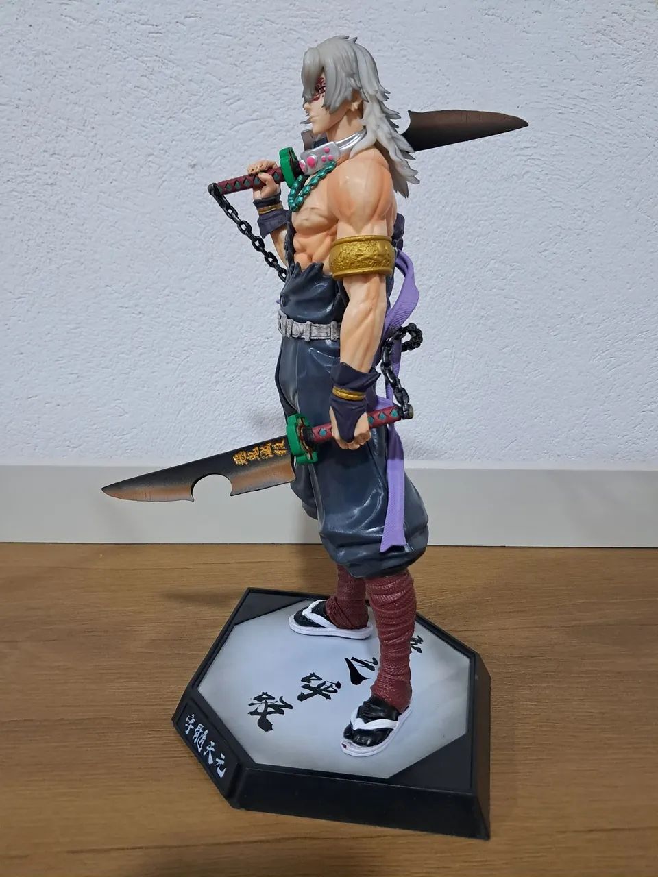 Action Figure Demon Slayer - Tengen Uzui 30cm - Foto 2