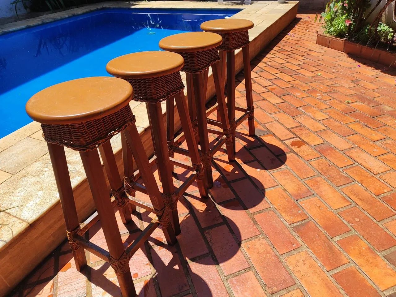 Conjunto banquetas madeira