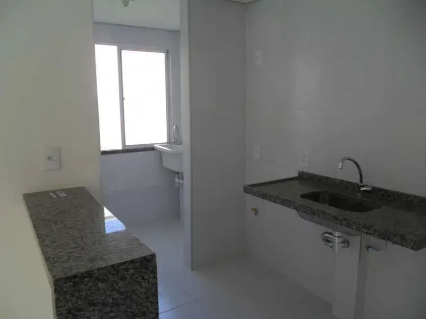 Vendo um lindo apartamento  com 3 quartos  e dois banheiros - Foto 2