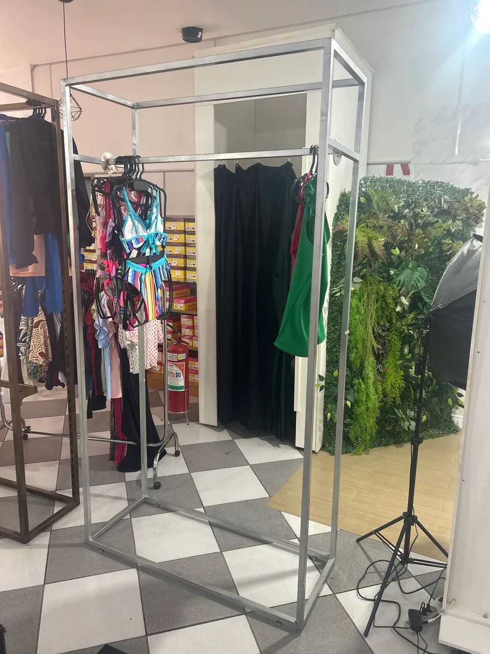 Arara de roupas para loja na cor prata - Foto 2