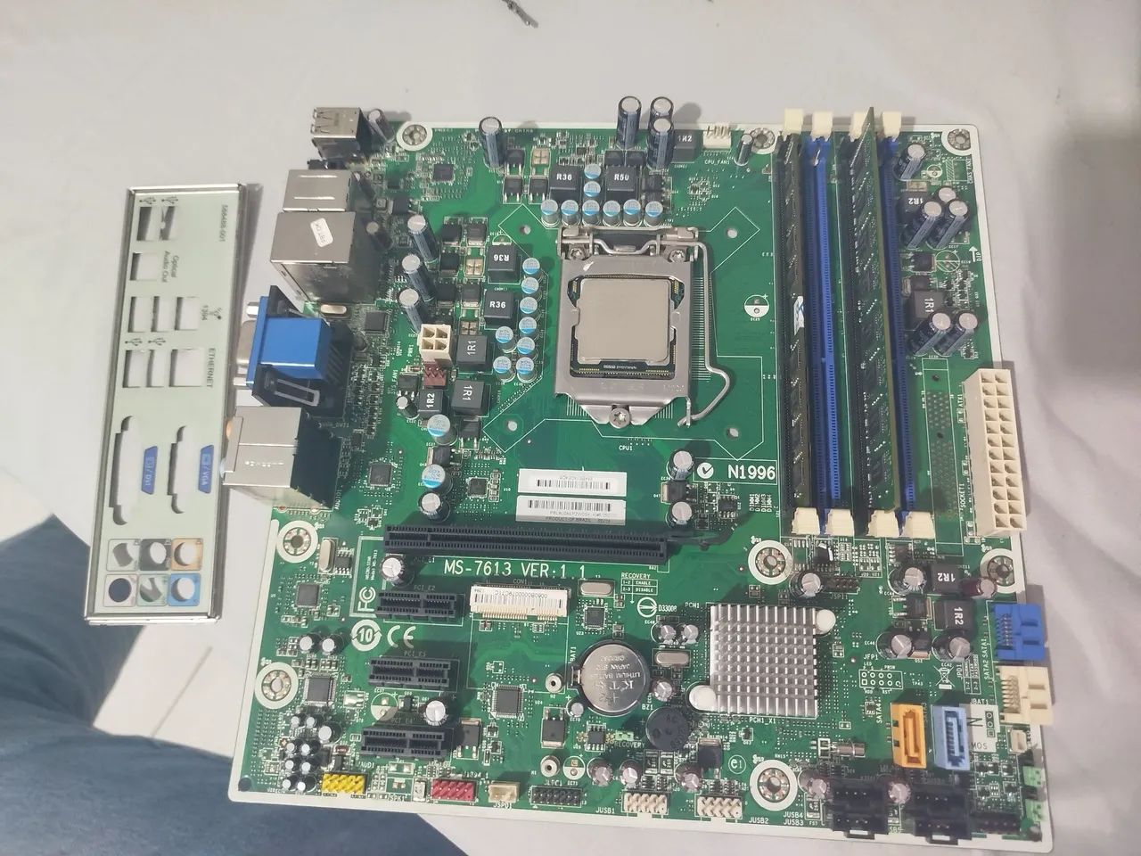 Kit placa mãe com i3 e 8 de RAM 