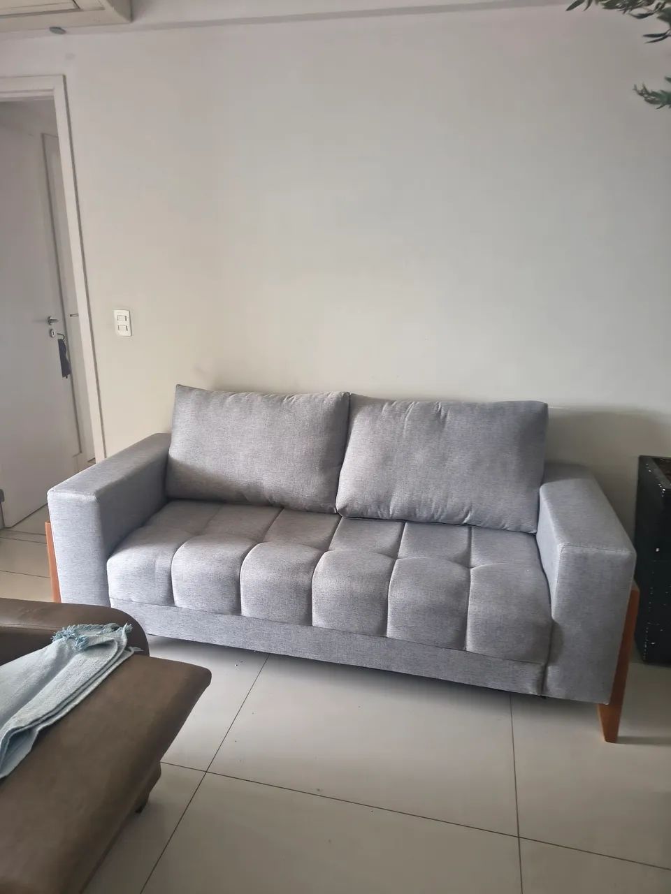 Lindo sofá novíssimo em linho cinza 