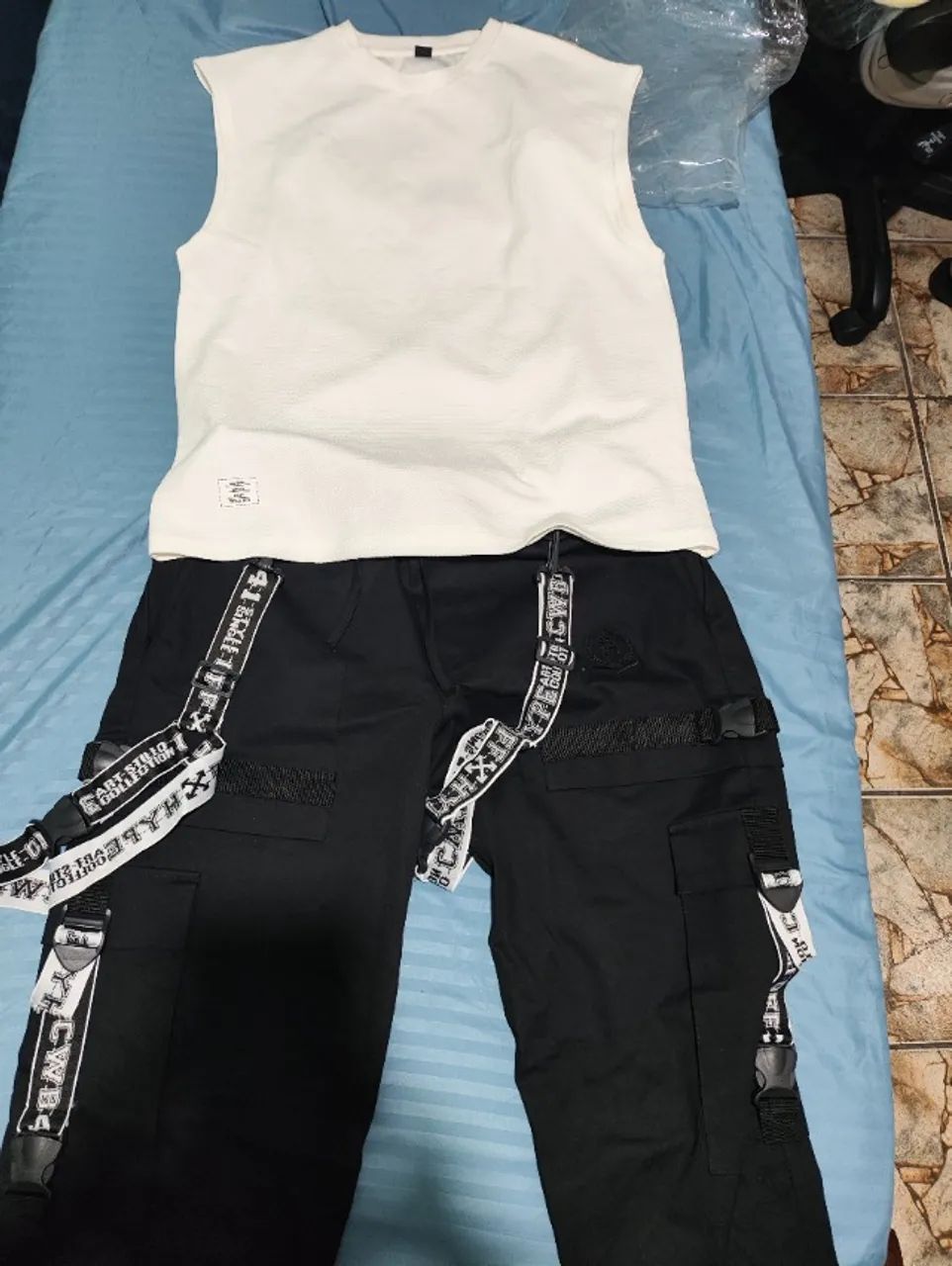Manfinity Conjunto de Blusa e  Calça Cargo Preta Masculina - Foto 2